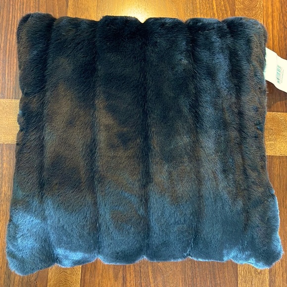 NEVER USED SOFT CHOCOLATE MINK FAUX FUR ACCENT PILLOW - Picture 1 of 8